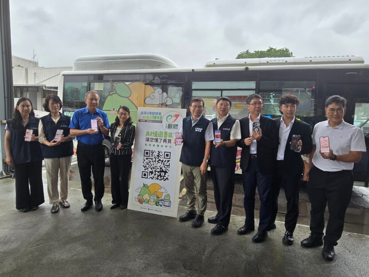 ▲▲中華郵政攜手港都客運啟動「AI懂選」智慧消費合作,結合郵政物流、公車人流與AI科技,透過「文旦彩繪專車」串聯線上購物平台,攜手推廣在地農產、支持台灣小農。