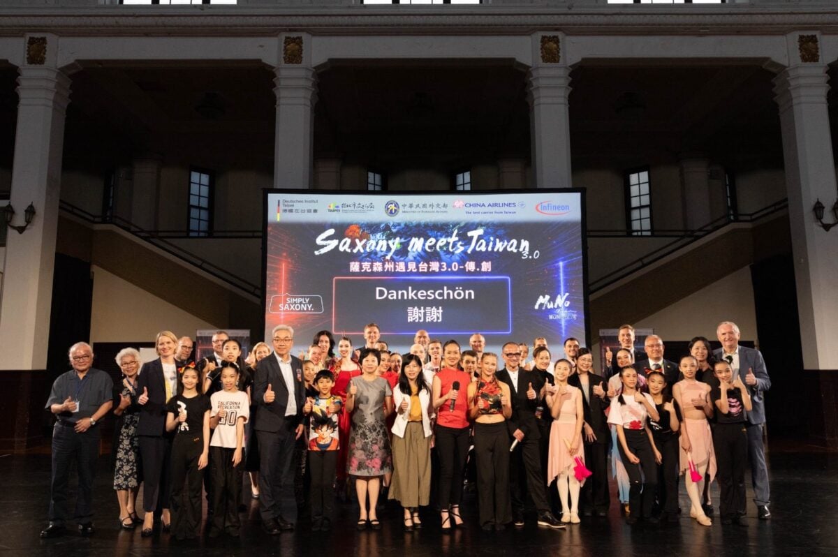 ▲《Saxony meets Taiwan 3.0－德國薩克森州遇見台灣3.0－傳．創》國際記者會演出者MuNo-Productions、東門國小舞蹈班及與會貴賓們合影留念。