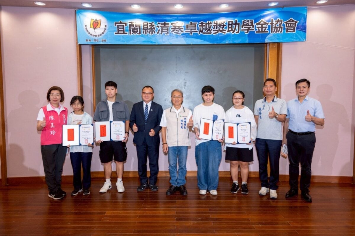 ▲宜蘭縣清寒卓越獎助學金受獎人與代理縣長林茂盛(中)及協會理事長賴文典(左4)等留影。