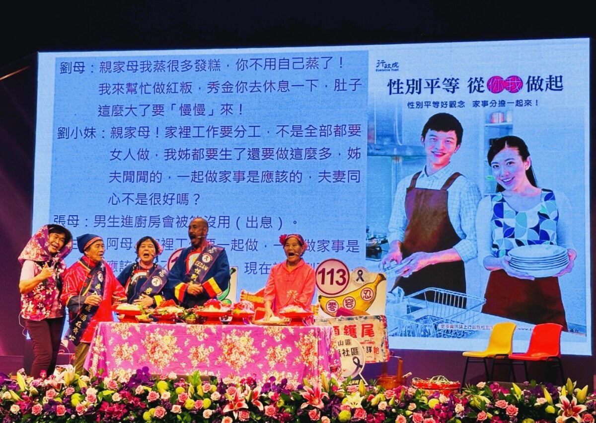 ▲旗山區廣福社區防暴志工透過戲劇演出，積極傳遞防暴觀念，此次「四頭四尾 .五福臨門」防暴戲劇，獲衛福部防暴金劇獎佳作。