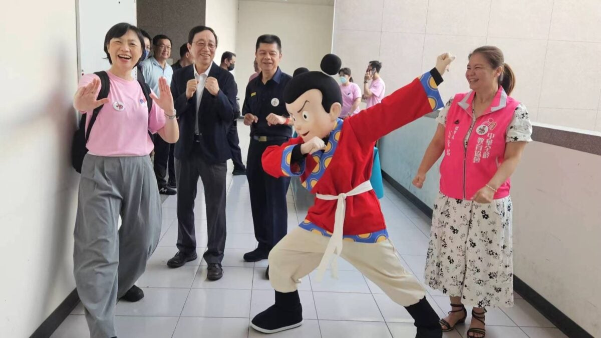 嘉市警局x諸葛四郎推防詐安全教育　諸葛四郎聯手波麗士對抗網路魔鬼黨成最佳教材