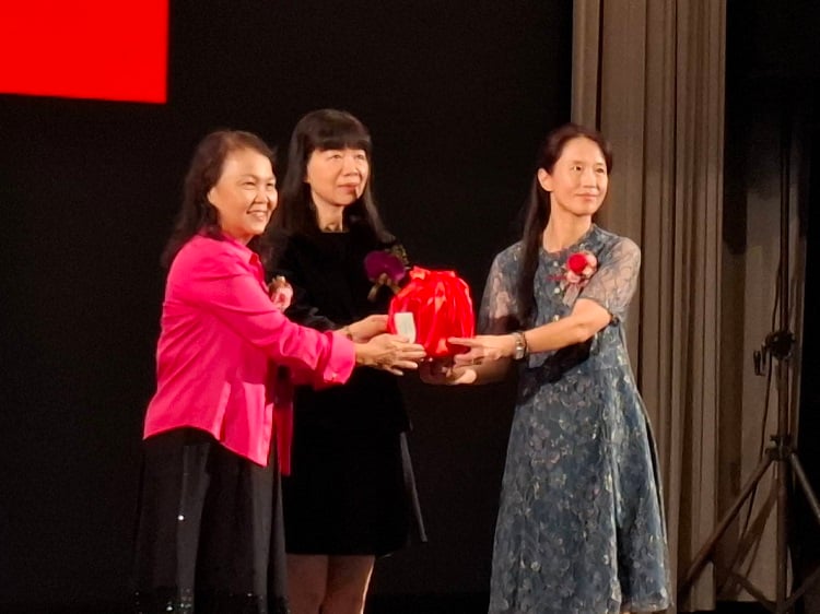 ▲斗南高中退休校長林秀娟（左）將印信交給新任校長吳佩詩（右）。(記者劉峻文攝)