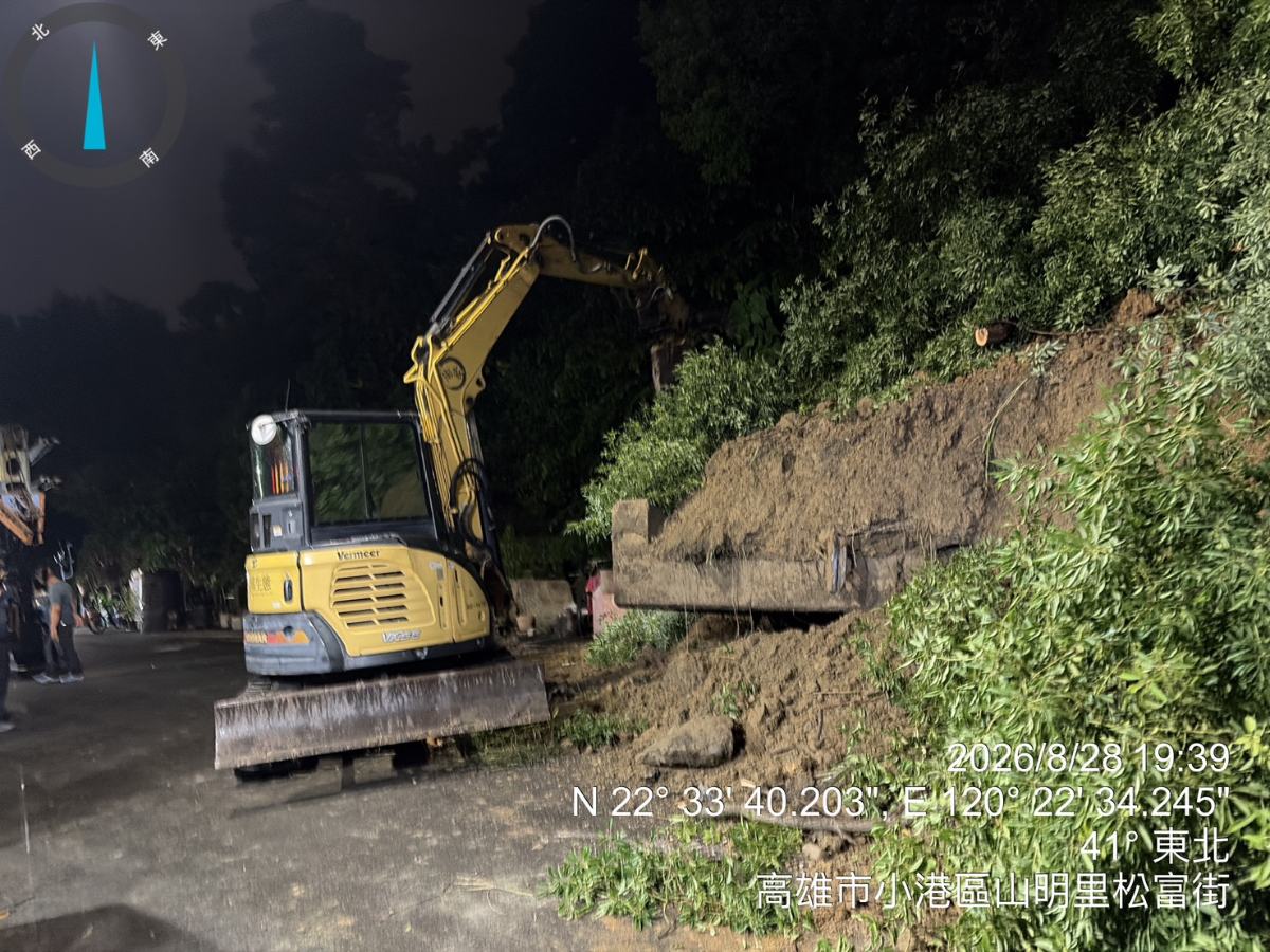 驚險一刻！小港擋土牆突崩塌　土石衝道路、28人緊急疏散