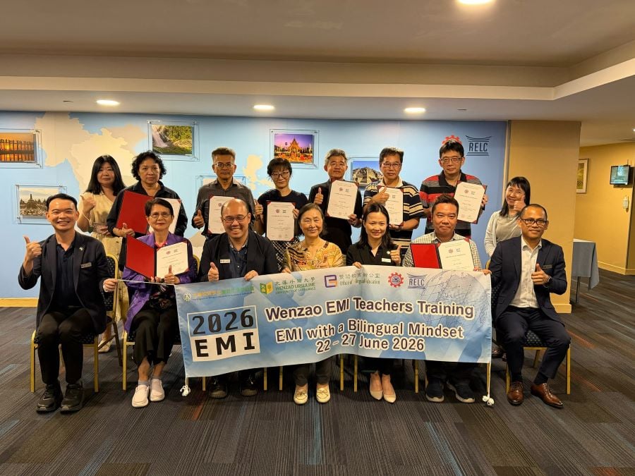 ▲文藻教師赴新加坡參與EMI師資培訓並完成課程,於結業式獲頒證書,將所學教學策略帶回校園,深化雙語教育推動。
