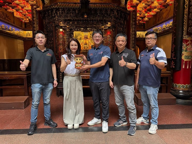 ▲太平媽佑警名標金榜,警察特考三等刑事警察人員專程至西螺福興宮還願。(記者劉峻文攝)