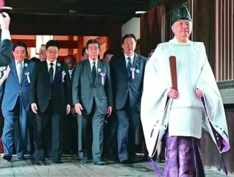 ▲日本防長小泉進次郎長期堅持在8月15日日本戰敗紀念日,以及其他重要時間節點參拜靖國神社。圖為小泉進次郎等政府朝野閣員、議員前往東京靖國神社參拜。