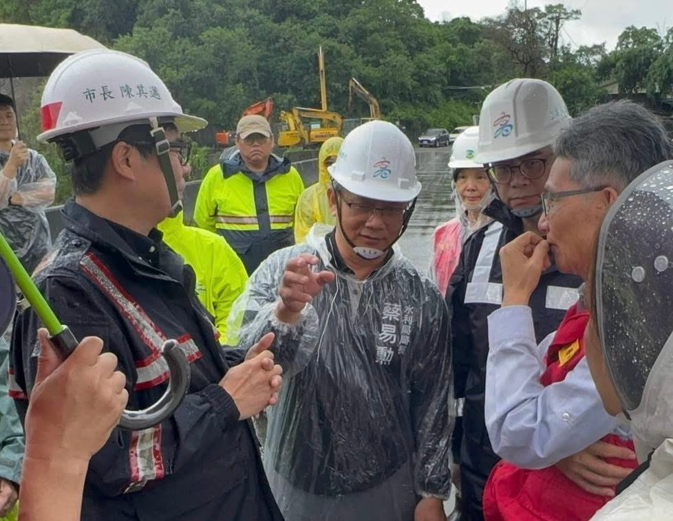 高雄豪雨狂炸逾500毫米　賴瑞隆深入田寮、阿蓮、路竹勘災：中央地方全面戒備