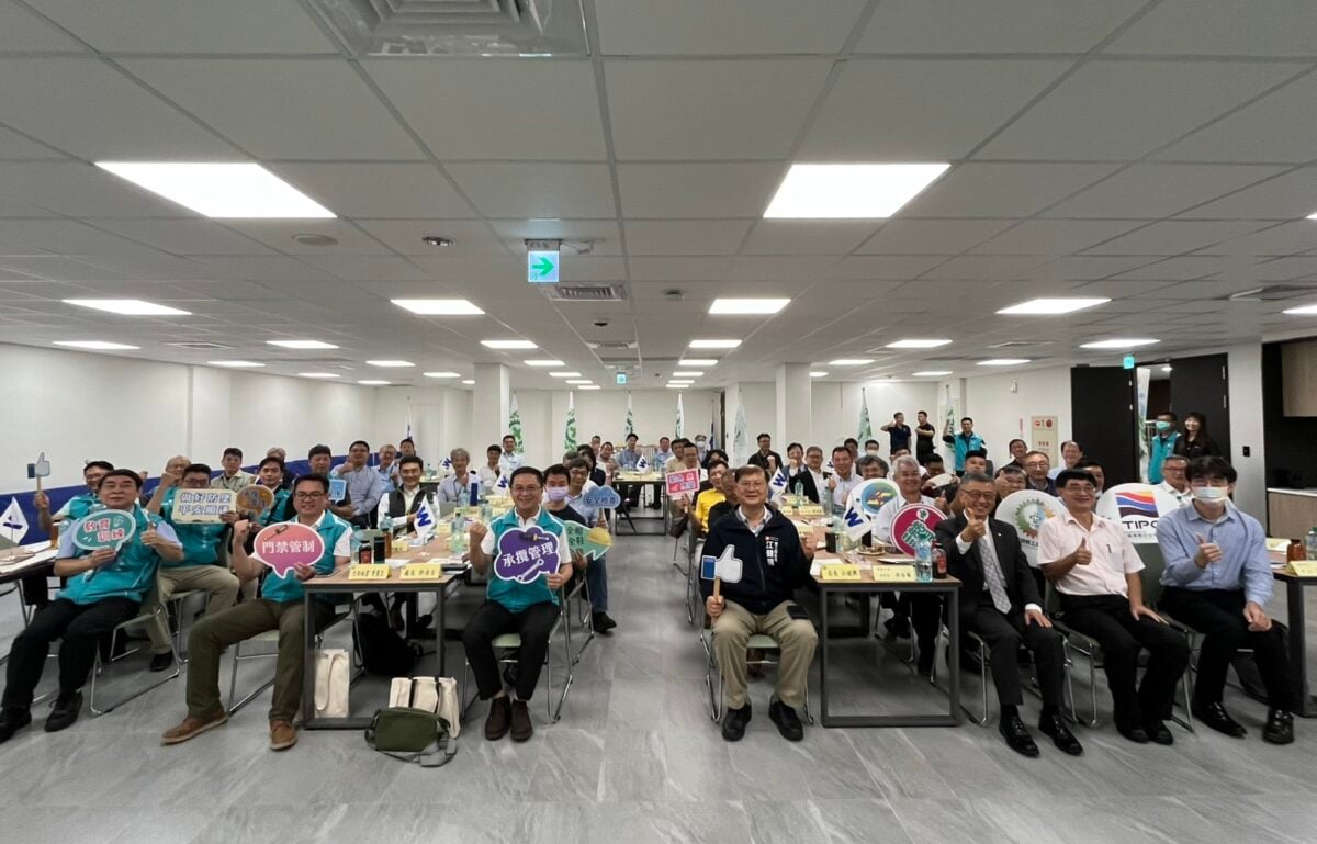 ▲高雄市勞工局舉辦「高雄港裝卸事業單位高階主管安全衛生管理宣導座談會」,邀集航商及散裝業者高階主管交流,攜手強化港區工安管理與勞工安全防護。