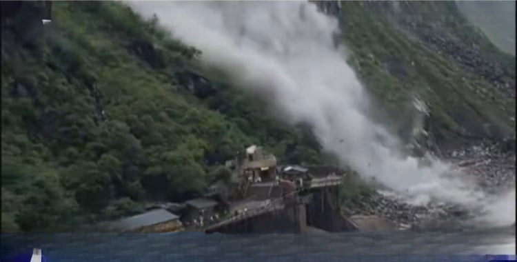 ▲雲南虎跳峽山壁發生大規模坍方,大量土石如濃霧從高處傾瀉而下,直衝下方金沙江。