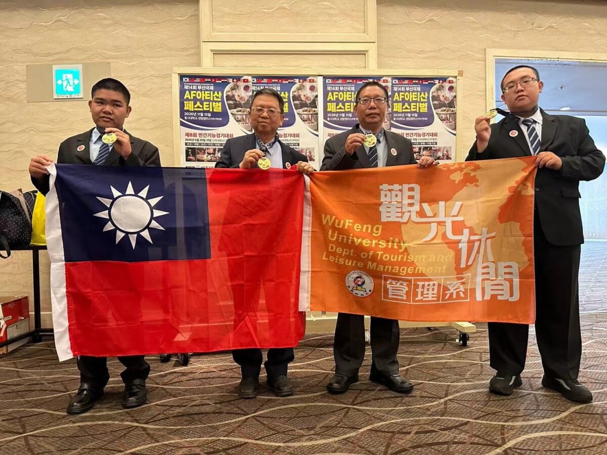 ▲吳鳳科大觀管系師生團隊參加「2026日本國際亞洲餐飲挑戰賽」榮獲四金合影。(左起:李孟謙同學、洪飛恭主任、陳峰瑞助理教授、陳家毅同學)。