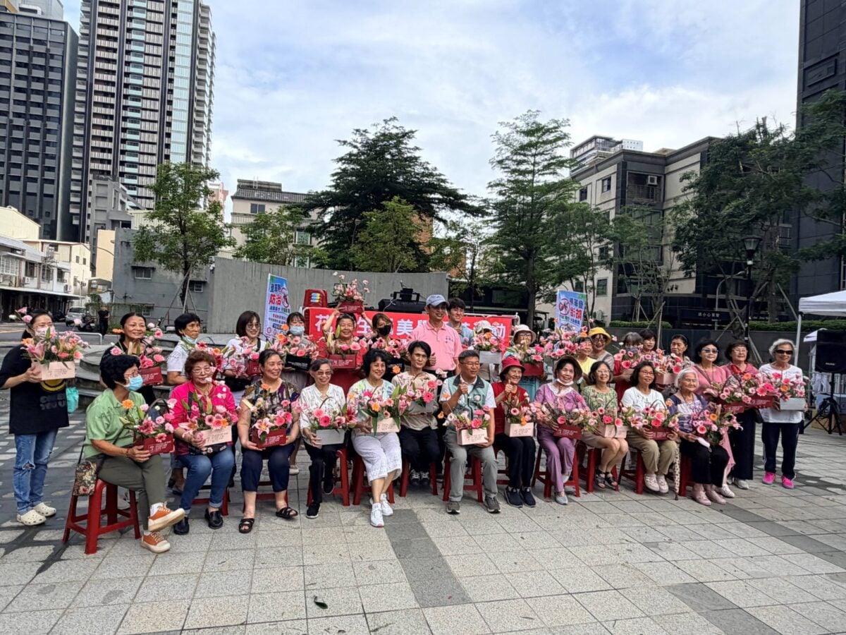 ▲「花藝生活美學」活動後,里民展示親手完成的花藝作品,與老師、議員及里長合影。