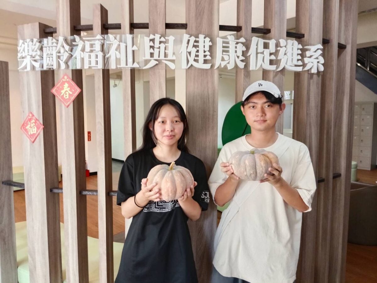 ▲聖約翰科技大學「埔園開心農場」迎來第一波豐收,一顆顆飽滿的南瓜,見證師生共同耕耘的成果。