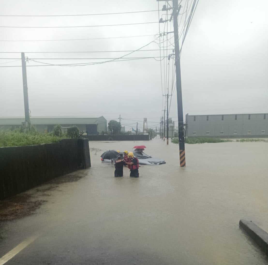 豪雨炸不停！鳳山北堤街水淹及腰　消防出艇救出3人