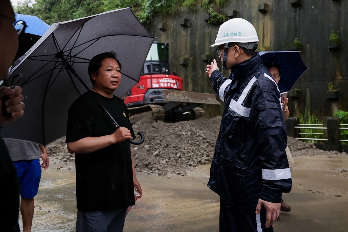 小港松富街擋土牆崩塌　賴瑞隆現勘爭取中央經費力拚明年汛期前重建