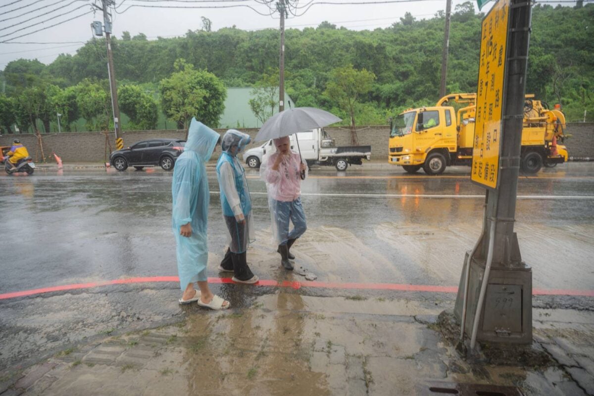 鼓山三路豪雨變「泥巴河」　柯志恩勘災點出問題：治水不能只看工程完工