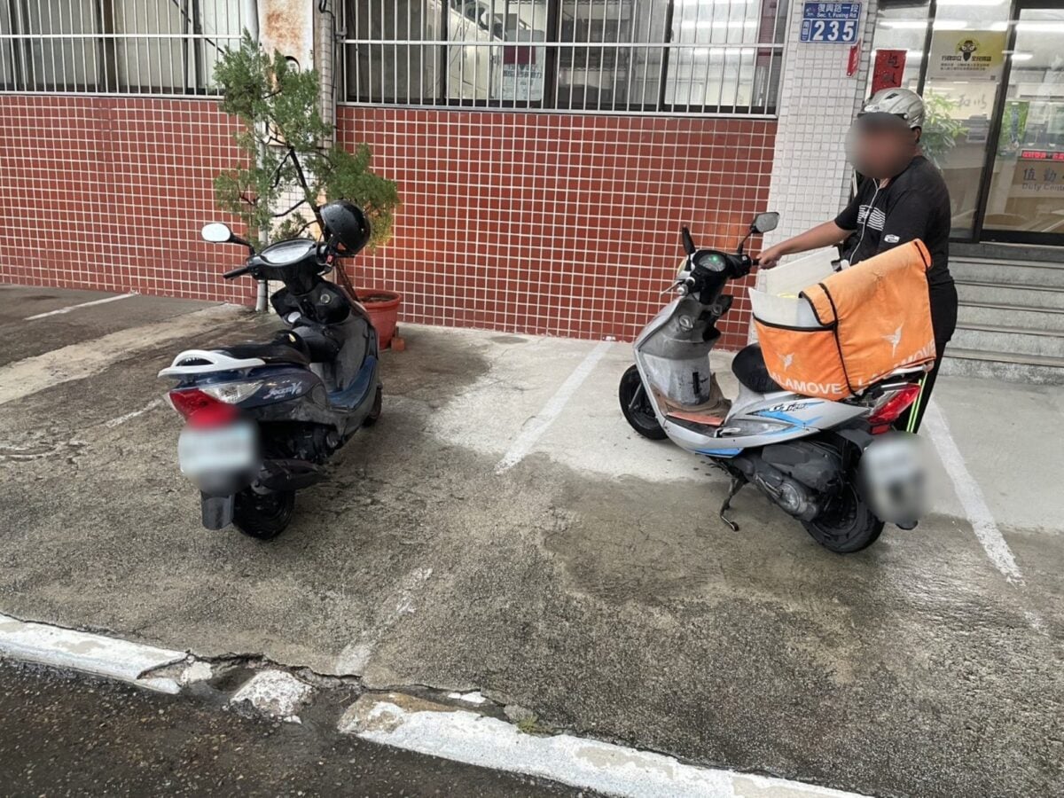 迷途阿伯雨中問路　外送員多停這一站警接力助返家