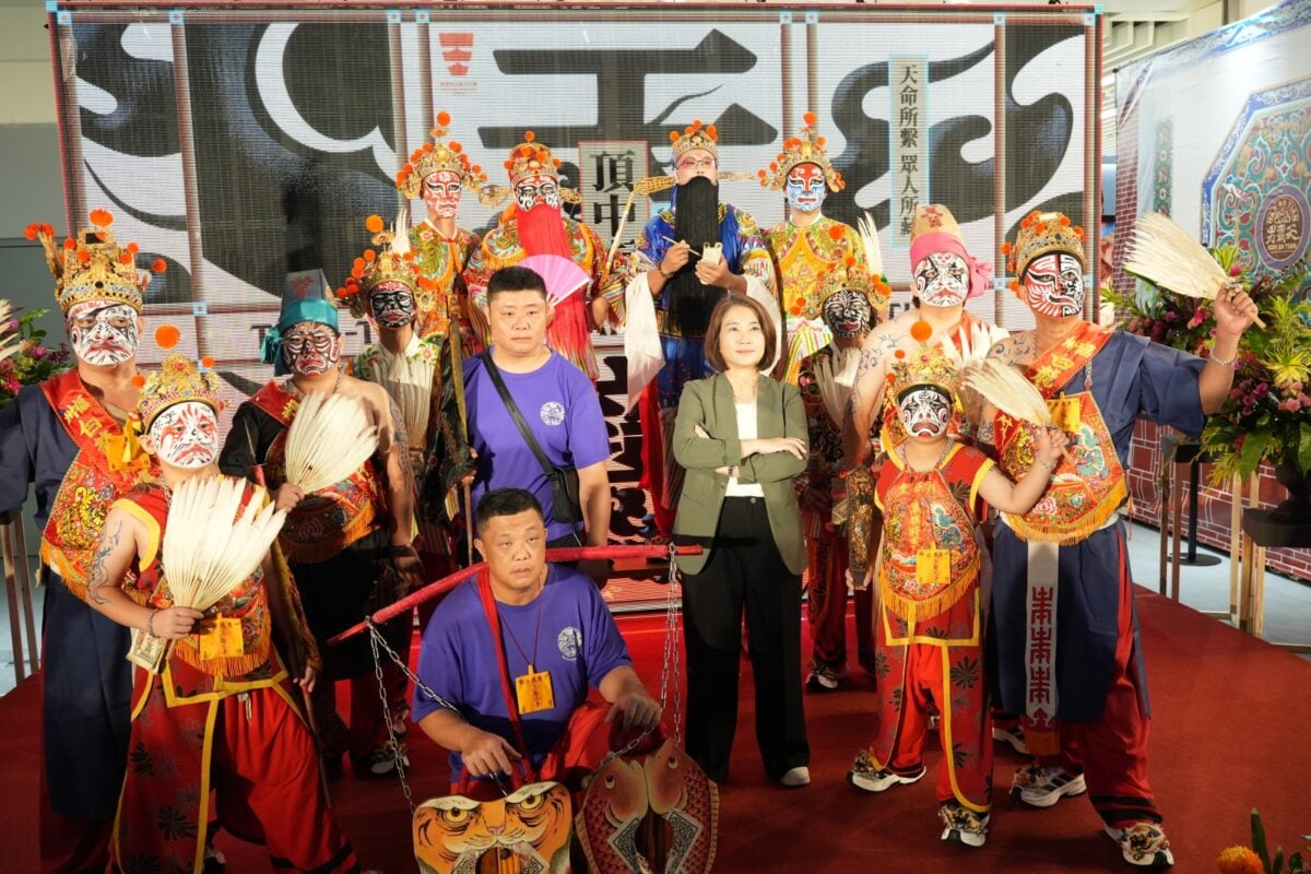 屏縣王船文化館《天寶》特展揭幕　頂中街百年神轎首度入館展出