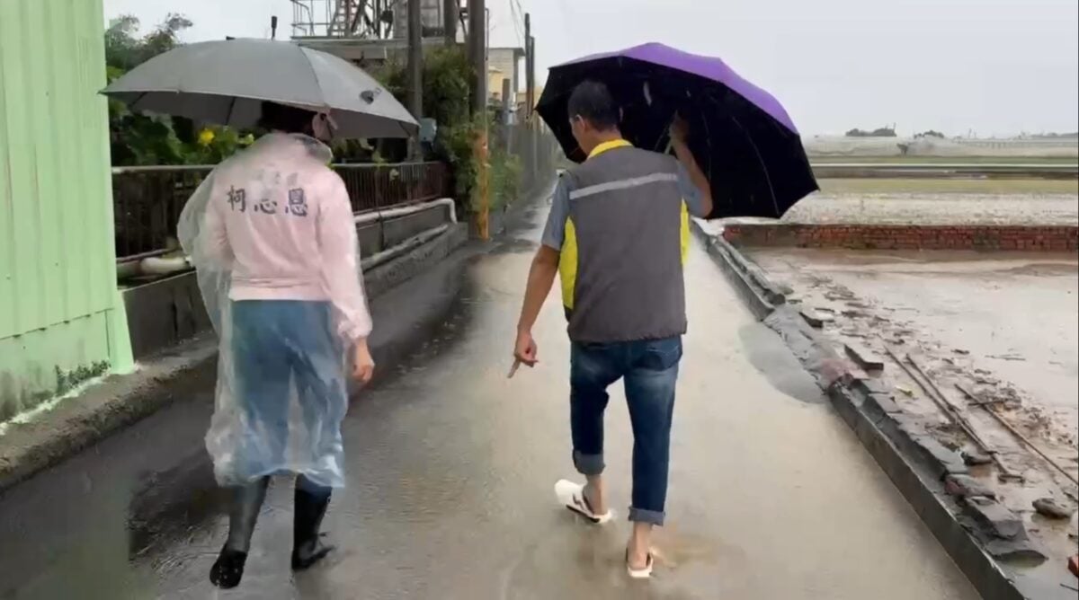 豪雨狂炸高雄低窪區又淹！柯志恩直奔橋頭、梓官勘災：雨沒停防汛不能鬆