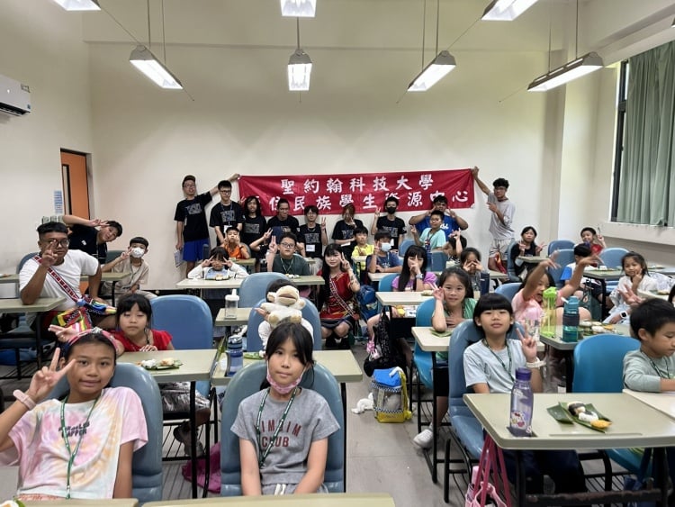 ▲聖約翰科技大學辦理兒童原住民族文化課程，帶領淡水地區學童親手製作竹筒飯及飯糰。