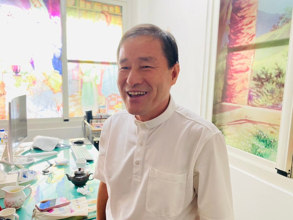卡關歸化終於過關！徐景山神父67歲拿到身分證感動終於成為「台灣人」