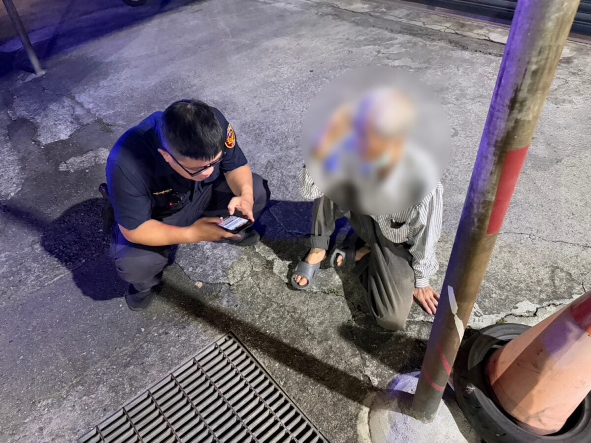 七旬翁腿軟不願麻煩人　岡山暖警主動伸援安全護送返家