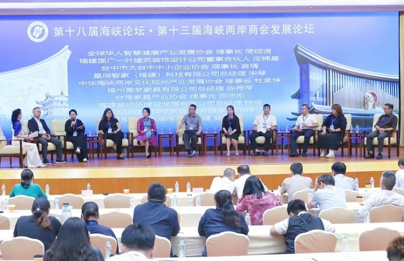 ▲兩岸裝飾設計交流會圓桌對話環節,兩岸設計師、行業企業家圍繞閩臺產業協同、古建更新、青年設計師培育等熱點開展務實研討。
