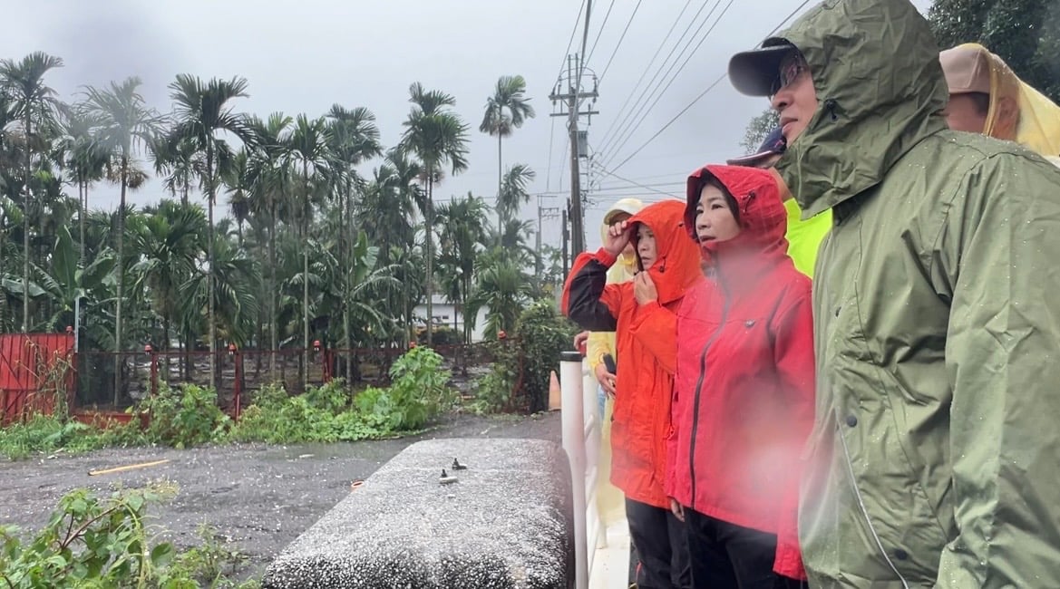 屏縣連日強降雨多處積淹水　周春米視察南州、東港、佳冬治水建設