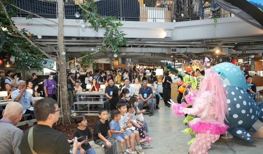 世界鯨鯊日「星星巨人」海保署行動貨櫃展帶民眾認識鯨鯊、學會友善守護