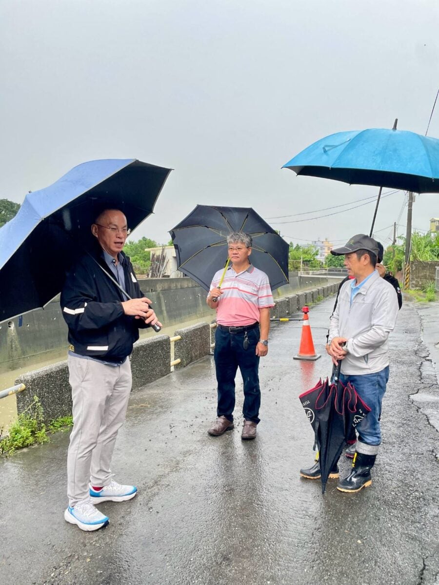 豪雨掏空林園港仔埔排水旁道路　農水署跨單位搶修緊急灌漿防二次災害