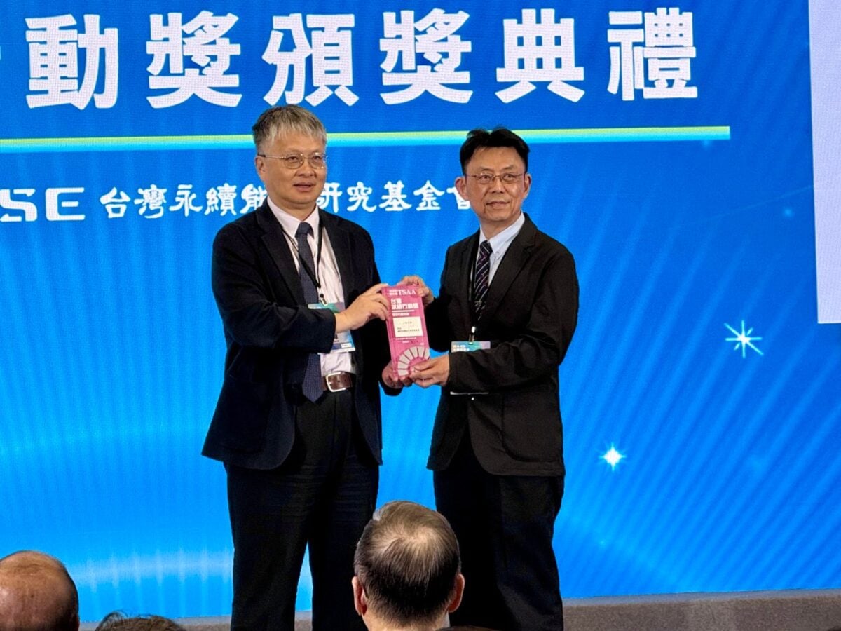 ▲教育部政務次長劉國偉(左)頒獎給大葉大學校長方文昌(右)合照。