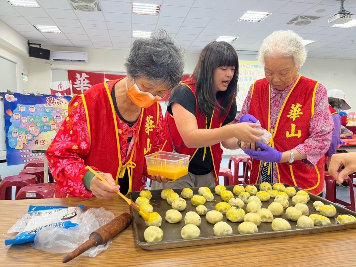 百名老幼提前過中秋！華山基金會雲林啟動送暖　500份關懷禮陪伴弱勢長輩