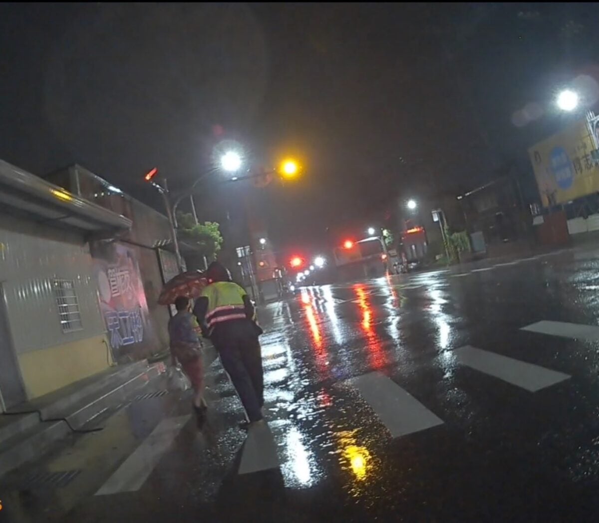 深夜大雨遇迷途長者　岡山警耐心陪伴護送返家