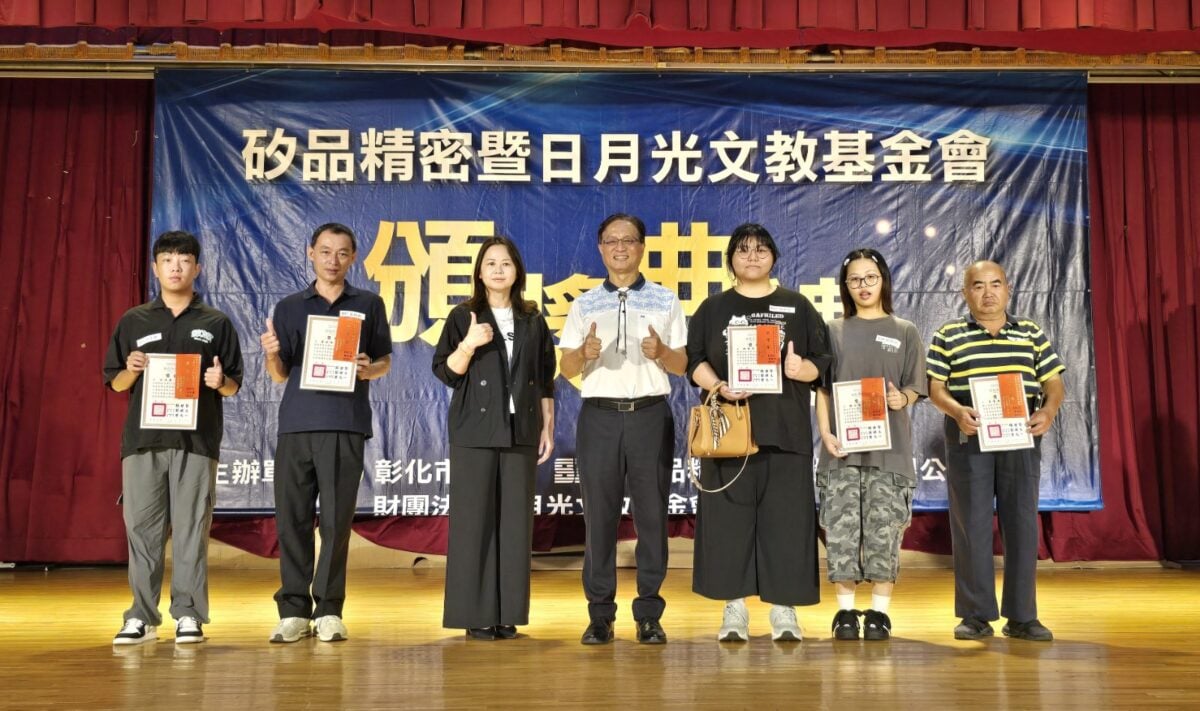 ▲矽品公司暨日月光基金會頒贈彰化市79位優秀學生獎學金。(記者廖美雅拍攝)
