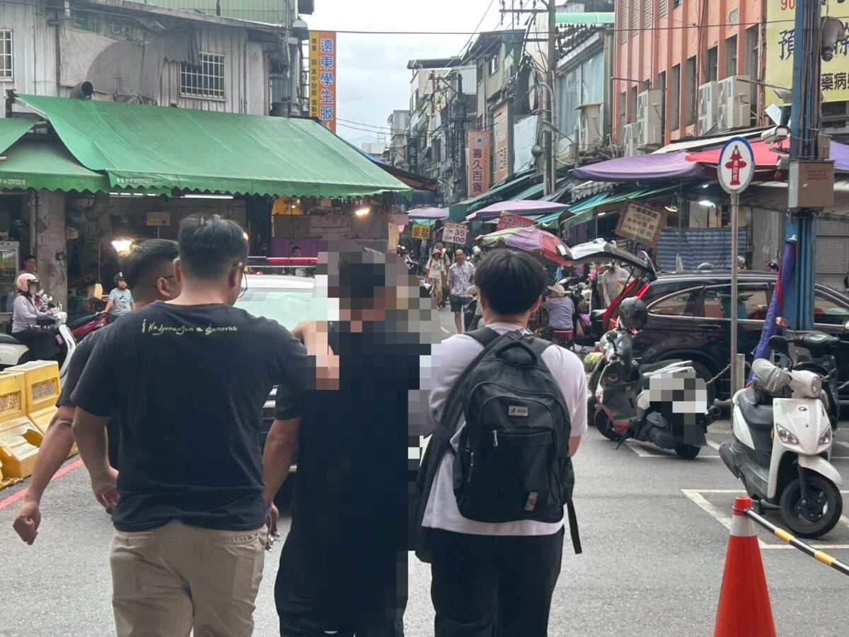 ▲ 警方逮獲詐團車手帶回偵訊。