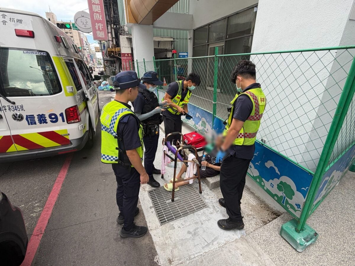 ▲阿嬤外出時因體力不支癱坐路旁，熱心民眾通報警消到場。