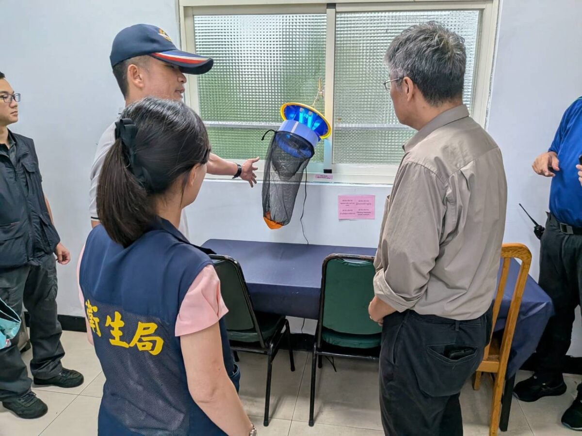 ▲防堵境外移入登革熱進入社區,高雄市副市長李懷仁視察校園境外學生宿舍防疫作為。