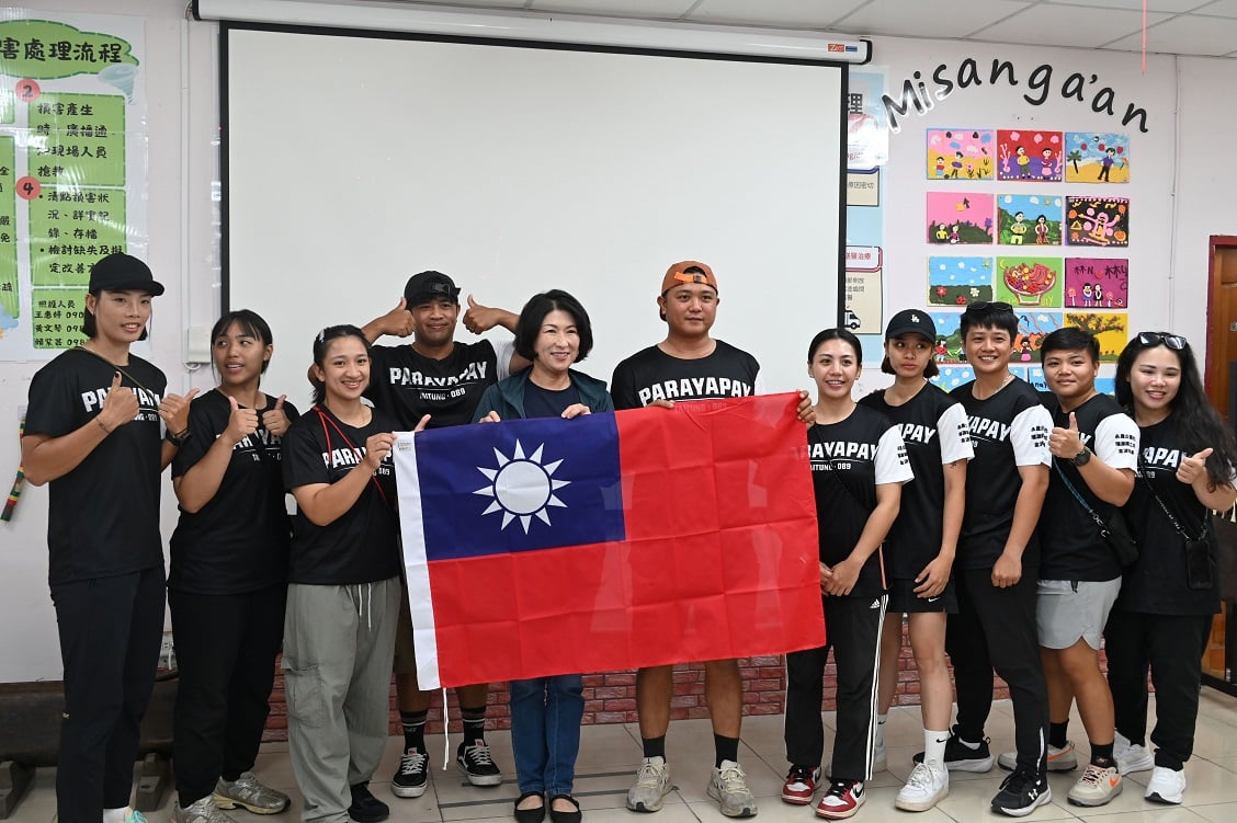 巴拉雅拜龍舟隊前進釜山　饒慶鈴授旗贈加菜金勉旗開得勝凱旋歸
