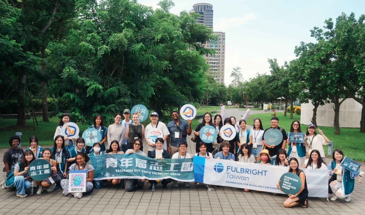 高雄送上開學獨特見面禮　18名Fulbright美青年搭輕軌走讀港都