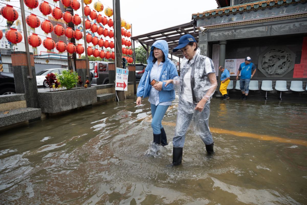▲柯志恩前往高雄永安災區勘災，涉水走進仍有積水的永安宮，實地了解宮廟受災及退水情形。