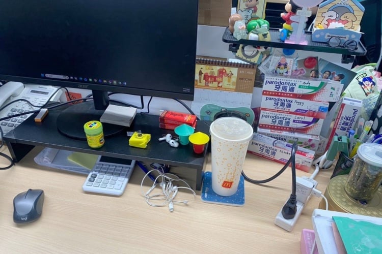 辦公桌供品文化掀社群熱議！中元普渡不只拜零食　牙周適牙膏也成辦公室都市傳說