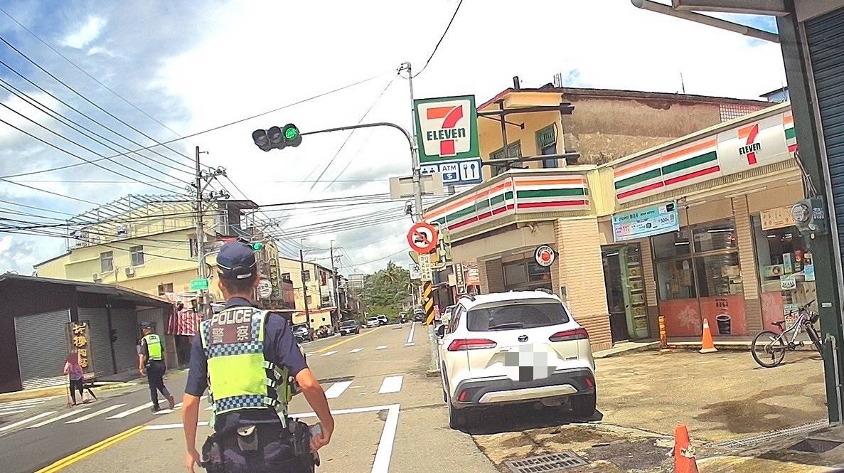 美濃警暖心伸援手　護送行動不便長輩平安返家