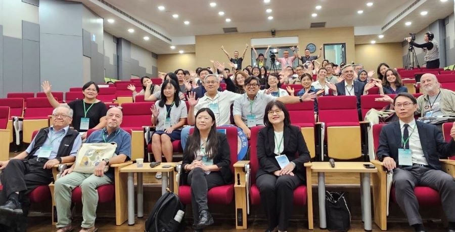 ▲國際論壇大合照(前排左1為國立臺灣海洋大學邵廣昭榮譽講座教授、左2法國西布列塔尼大學教授暨海洋知識行動網絡(Ocean Knowledge Action Network)全球協調員Linwood Pendleton博士、前排右1國立臺灣海洋大學李明安副校長、右2海洋委員會林麗英處長、右3海洋保育署陸曉筠署長)。