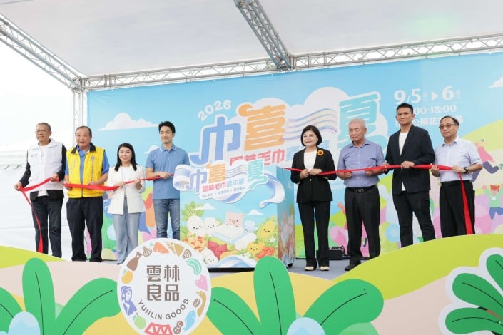 ▲縣長張麗善應邀出席雲林毛巾嘉年華,與臺北市長蔣萬安、立法委員張嘉郡等人共同揭幕,推廣雲林優質毛巾及在地良品。(記者劉峻文攝)