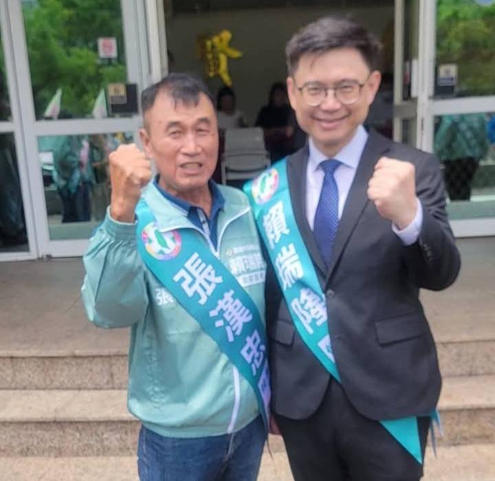 ▲高雄市議員張漢忠（左）完成參選登記，與高雄市長參選人賴瑞隆（右）握拳合影，展現「高雄隊」團結出征、攜手拚勝選的氣勢與決心。