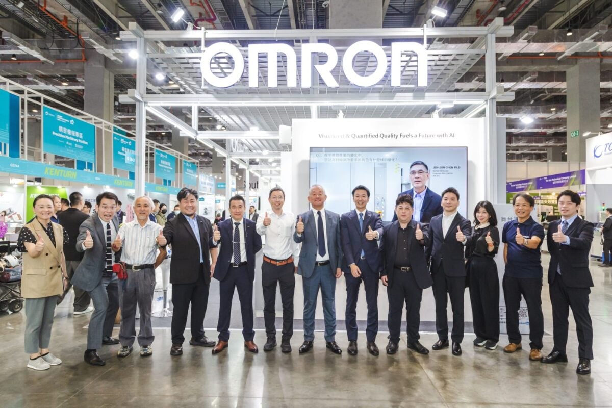 ▲日本歐姆龍檢測系統事業本部長渋谷和久（中）與自動檢測事業部、自動化事業部、半導體育成中心團隊代表於SEMICON Taiwan歐姆龍主題館合影。