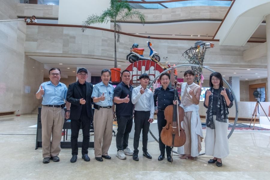 ▲《張正傑的輪椅族音樂會——挑戰極限》將於9月26日（六）下午3點在高美館雕塑大廳正式登場。大提琴家張正傑（右3）、馬戲藝術家楊世豪（右2）、青年視障鋼琴家黃崇恩（右4）、中鋼集團教育基金會執行長黃一中（左3）與中鋼集團公共事務處處長孫宏魁（左1），以及高美館館長顏名宏（左2）和副館長林羿妏（右1）於記者會上合照留念。