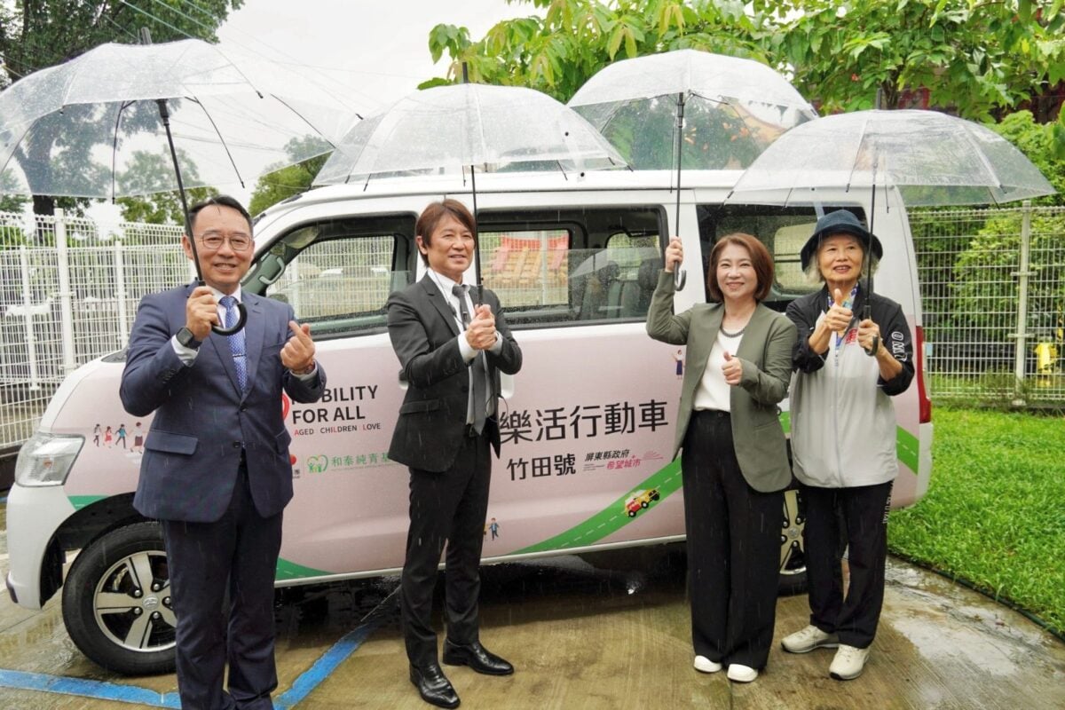 ▲和泰純青社會福利基金會、日本豐田移動基金會(TMF)及和泰汽車股份有限公司,共同捐贈兩台「樂活行動車」予屏東縣政府。