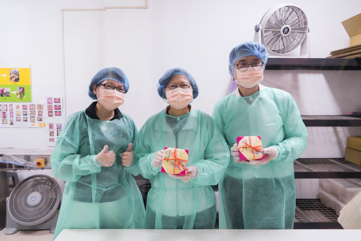 百年餅舖飄暖意　蔡英文、賴瑞隆親手製餅挺庇護員工　盼善意持續循環