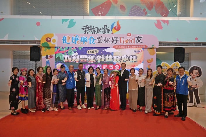 ▲張麗善縣長與來賓邀請新住民參加新住民中秋聯歡活動。 (記者劉峻文攝)