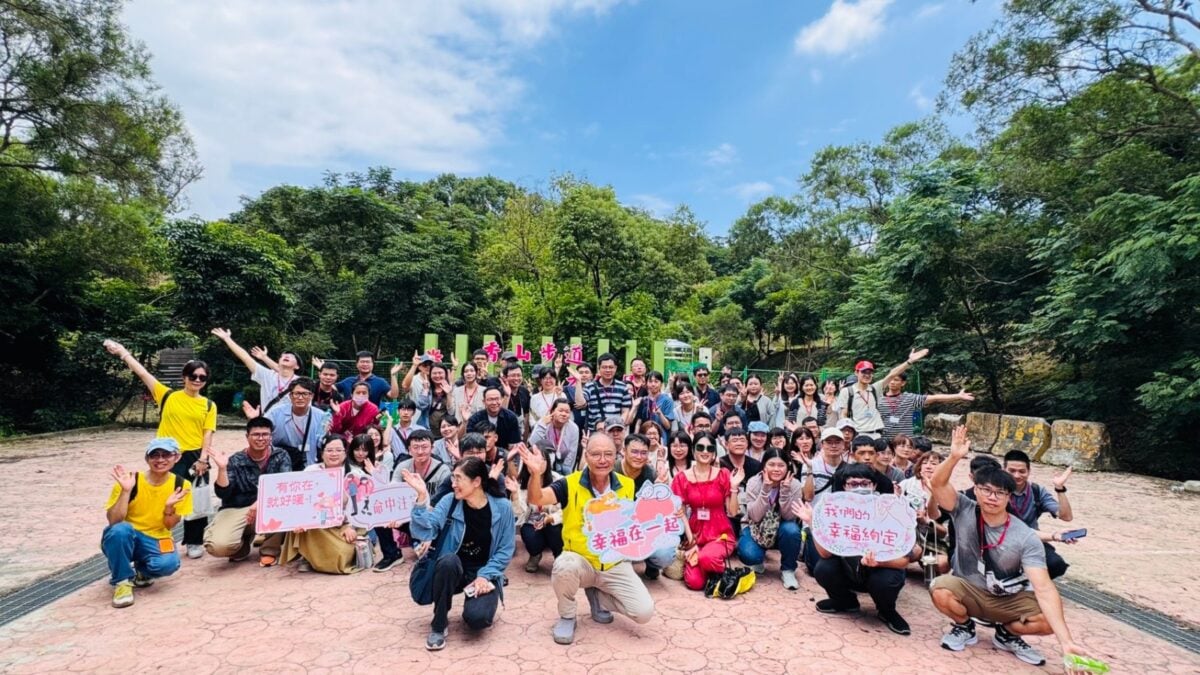 ▲參加彰化市單身聯誼「3萬解謎．幸福無敵~東方再起」活動的青年朋友們在美麗的香山步道合照。